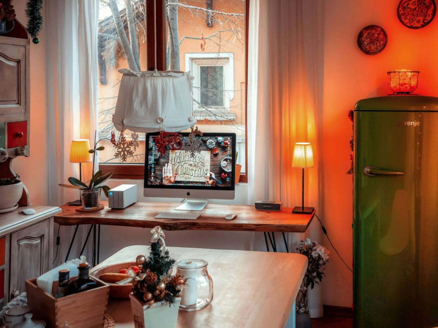 Students collaborating on SEO content strategy during hands-on workshop session